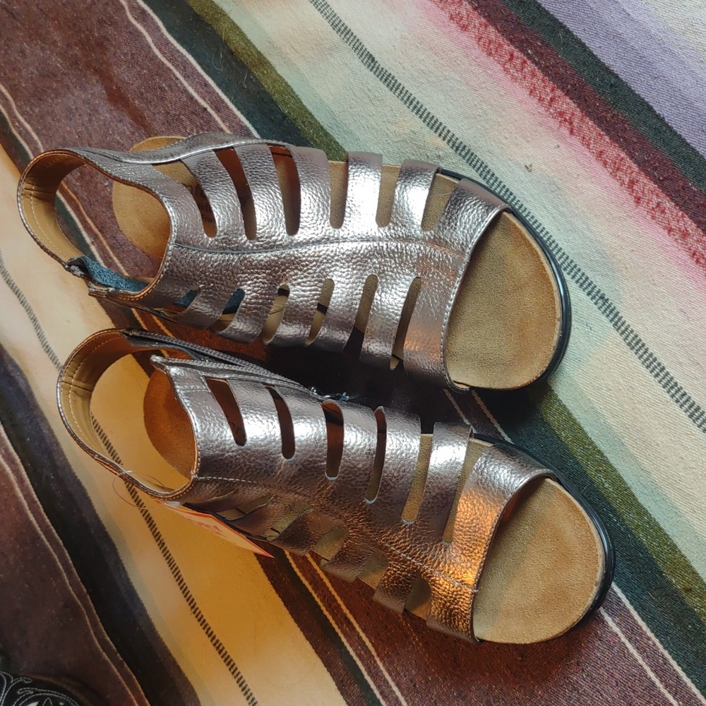 Comfortiva pillow top metallic strappy sandal size 8.5
